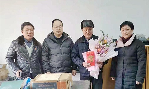 浙江省國防工業(yè)工會(huì)徐航主任、王哲（副處級(jí)調(diào)研員）代表省國防工業(yè)工會(huì)來公司慰問全國勞動(dòng)模范余昌琴和困難職工。